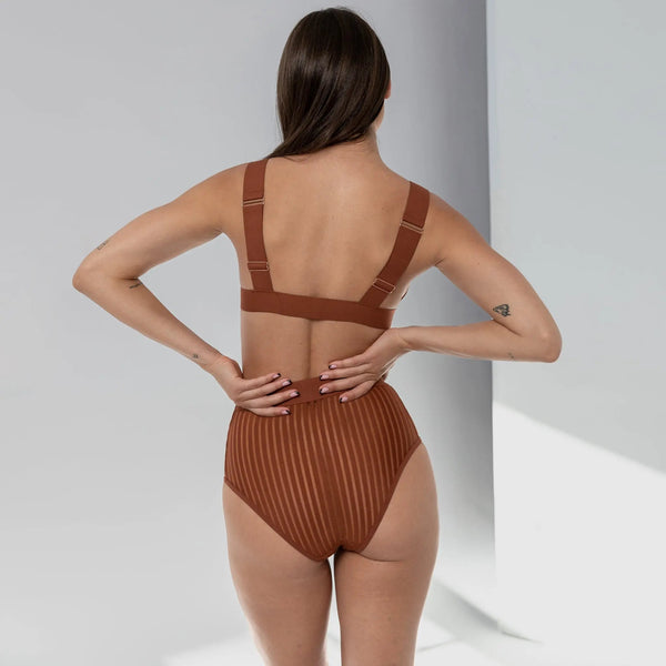 Model 5'7" wearing size S
