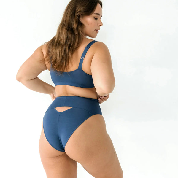 Model 5'7" 36DD wearing size XL