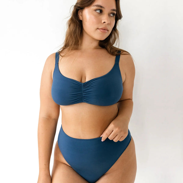 Model 5'7" 36DD wearing size XL