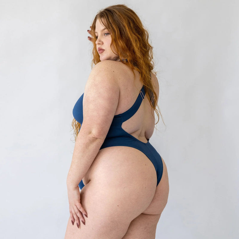 Model 5'5" 40C wearing size XL