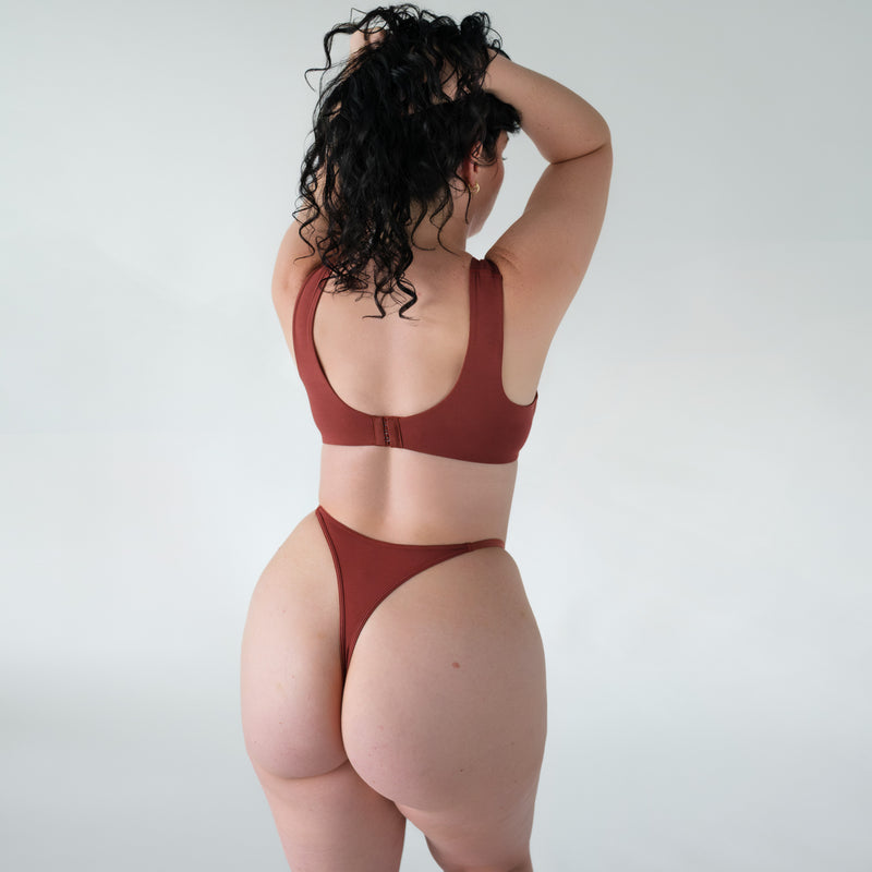 Model 5'5" 34C wearing size M bra and L bottom