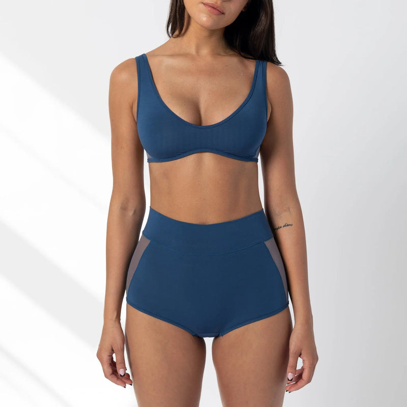 Model is 5’7" 34C wearing size M