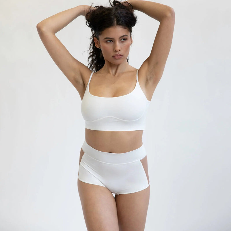Monique Morin Model 5'9" 34DD wearing size L