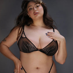 Model 5'6" 36DDD wearing size L Curvy