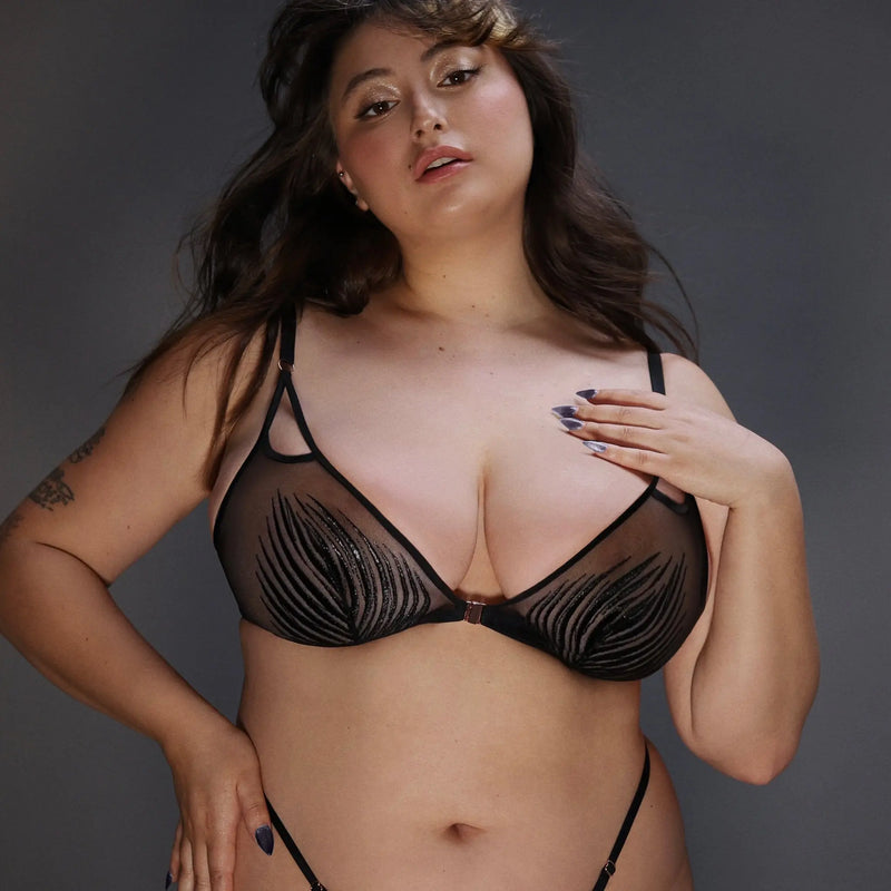 Model 5'6" 36DDD wearing size L Curvy