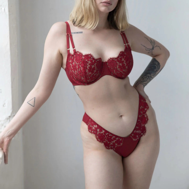 Model 5'9" wearing size M