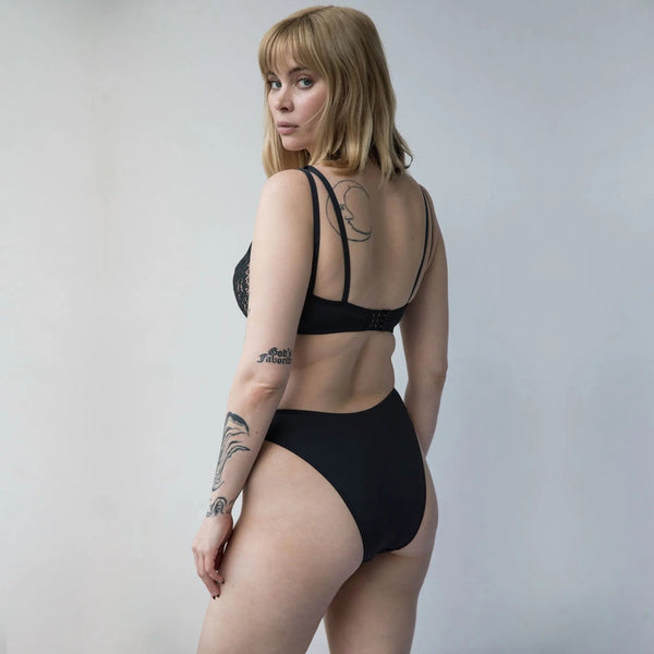 Monique Morin Model 5'9" wearing size M