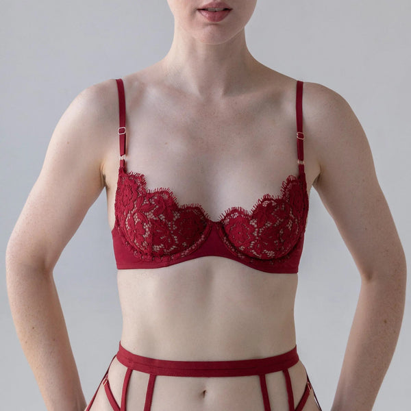 Monique Morin Model 5'7" wearing size 32B/34A