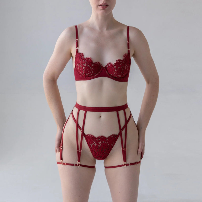 Monique Morin Model 5'7" wearing size 32B/34A