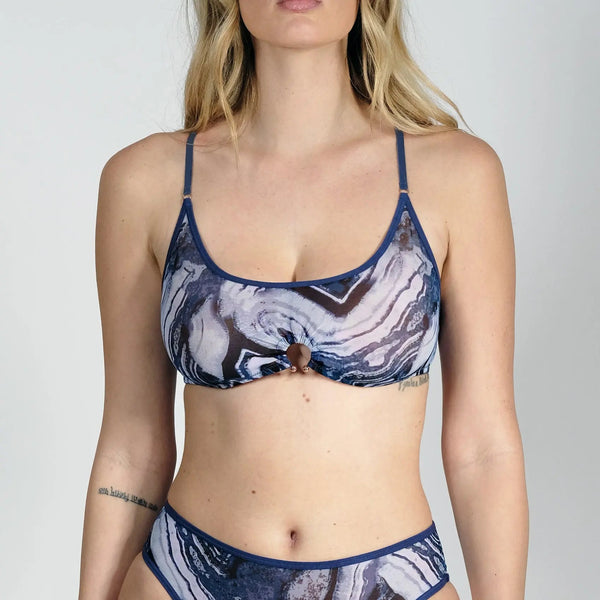Model 5'11" 34F wearing size M