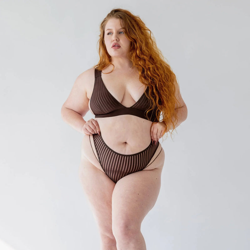 Model 5'4" 40C wearing size XL