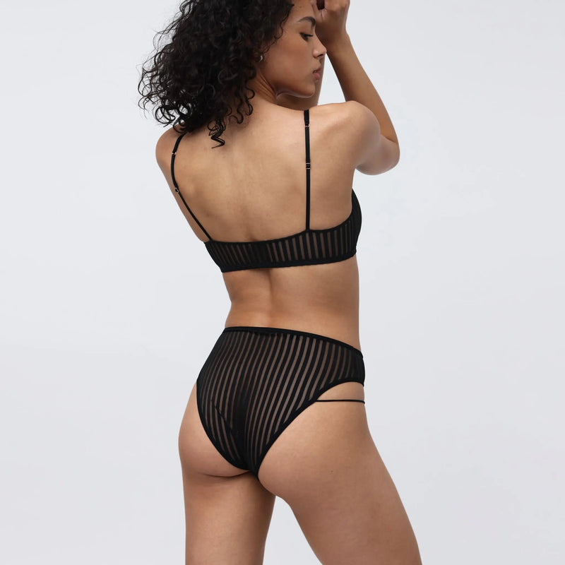 Model 5'9" wearing size S