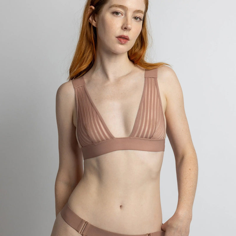 Model 5'7" 32B wearing size XS
