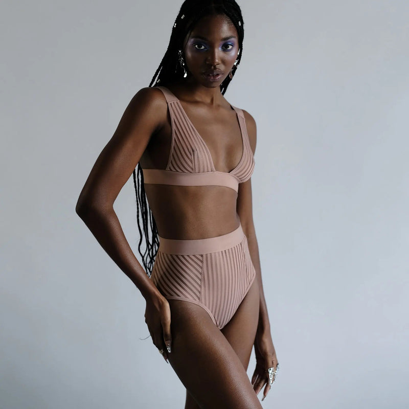 Model 5'10" 34A wearing size XS