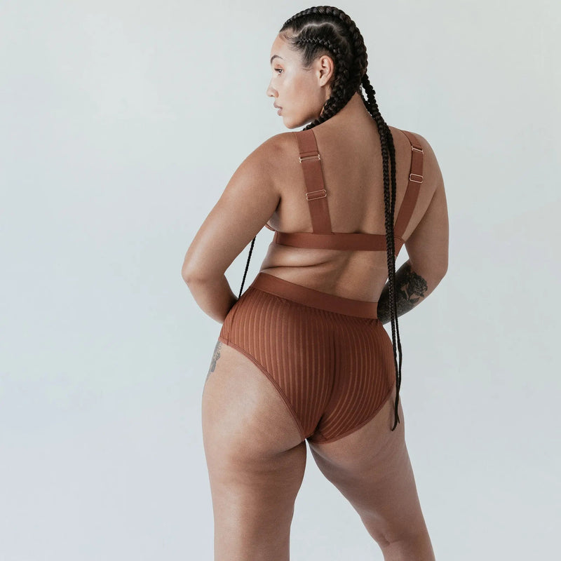Model 5'11" 45" hip wearing size XL