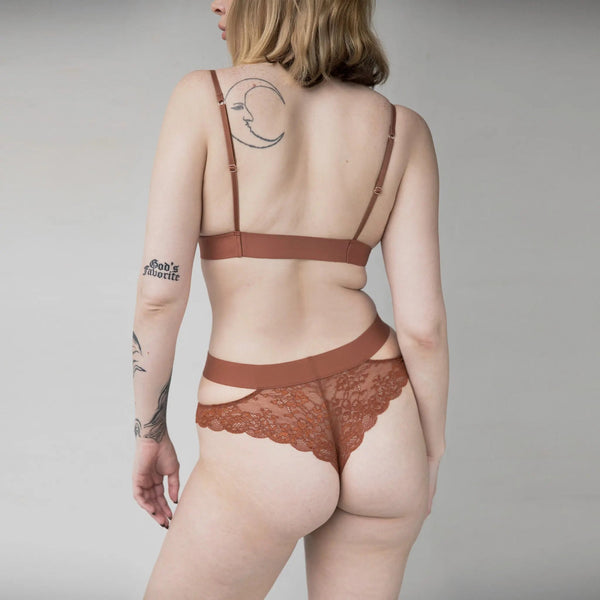 Model 5'9" 34D wearing size M