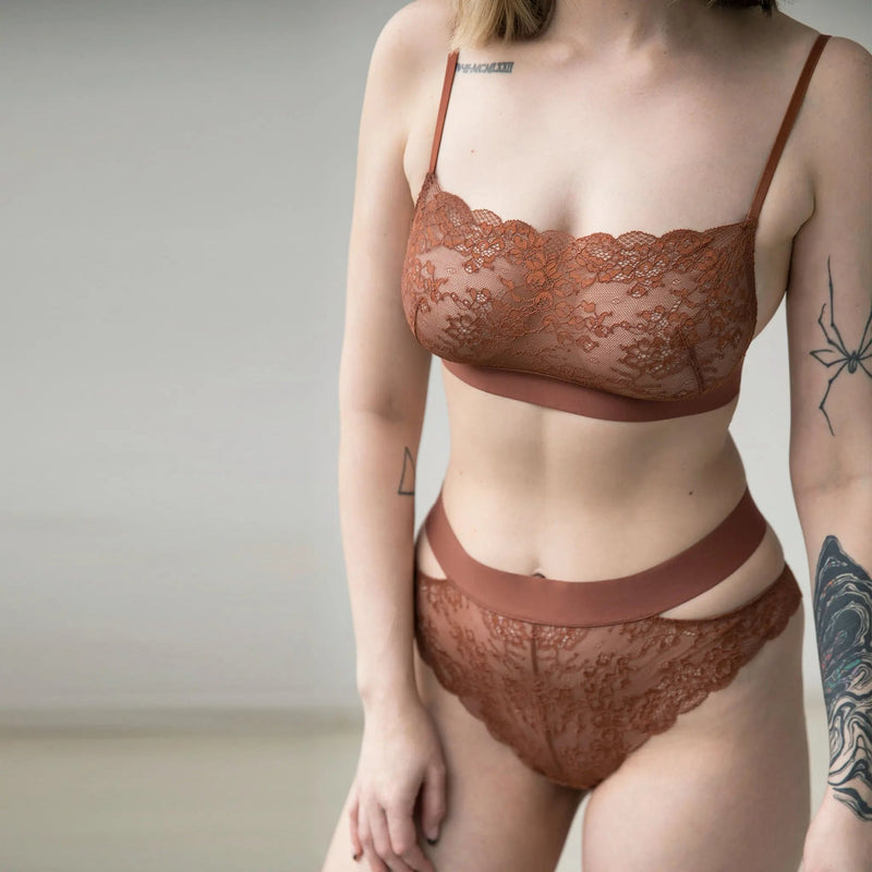 Model 5'9" 34D wearing size M
