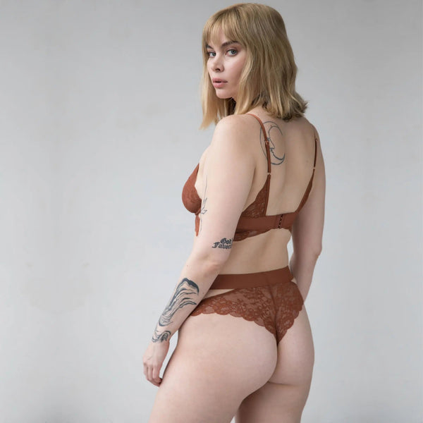 Monique Morin Model 5'9" 34D wearing size L