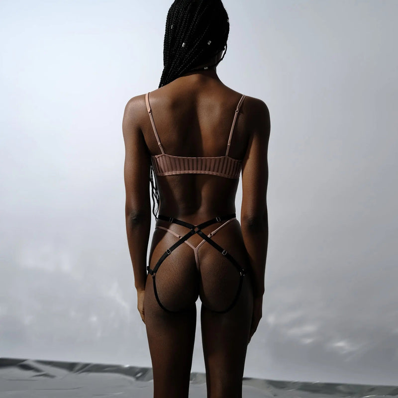 Model 5'10" 34A wearing size S
