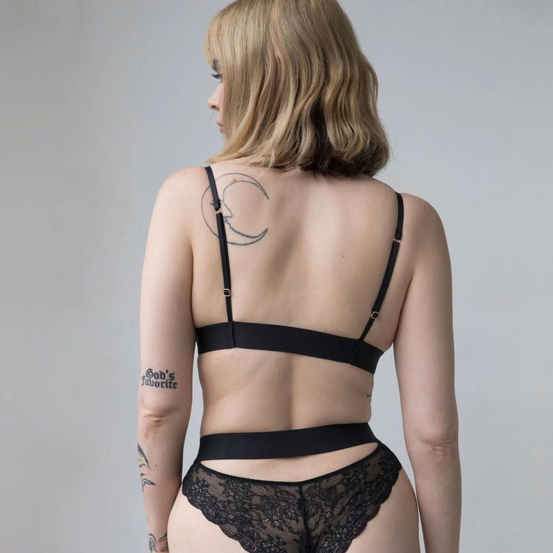 Monique Morin Model 5'9" 34D wearing size M