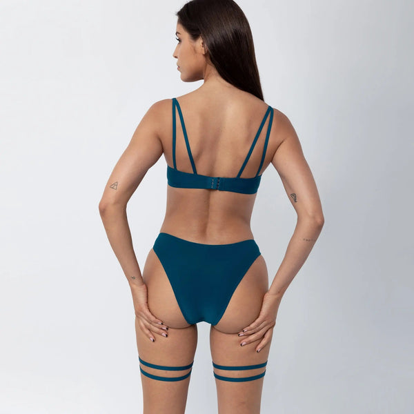 Model 5'7" wearing size 34C 